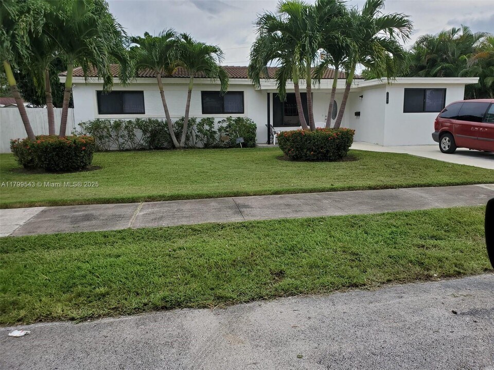2460 NE 215th St in Miami, FL - Building Photo