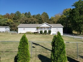 633 Russell Ave in Harriman, TN - Building Photo