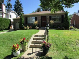 1040 Newport St in Denver, CO - Building Photo