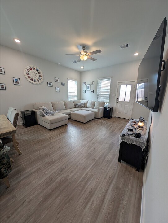 21106 Armstrong County Dr in Cypress, TX - Building Photo