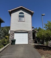 1454 Four Seasons Dr in Roseburg, OR - Building Photo