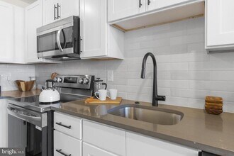 7037 Ridge Ave in Philadelphia, PA - Building Photo - Building Photo