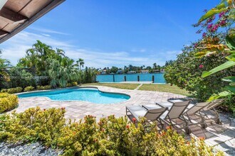7536 W Treasure Dr in North Bay Village, FL - Building Photo - Building Photo