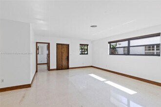 574 NE 102nd St in Miami Shores, FL - Foto de edificio - Building Photo