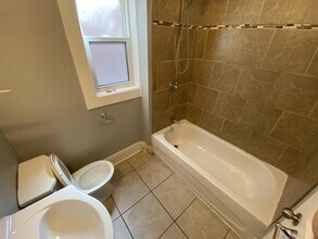 254 Holton Ave S in Hamilton, ON - Building Photo - Building Photo