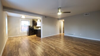 411 S Geyer Rd, Unit 9B in Kirkwood, MO - Building Photo