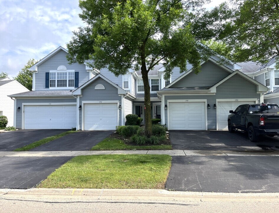144 Harvest Gate Rd in Lake In The Hills, IL - Building Photo