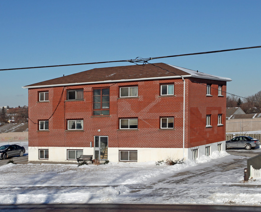 390 Dean Ave in Oshawa, ON - Building Photo