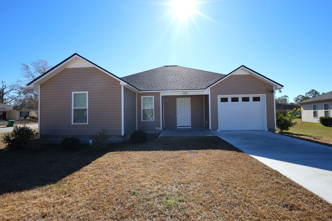 1709 Almond Tree Pl in Valdosta, GA - Building Photo