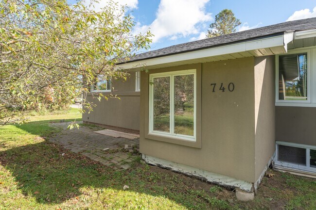 740 Collins Bay Rd in Kingston, ON - Building Photo - Building Photo