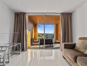 2123 Renaissance Blvd in Miramar, FL - Foto de edificio - Building Photo