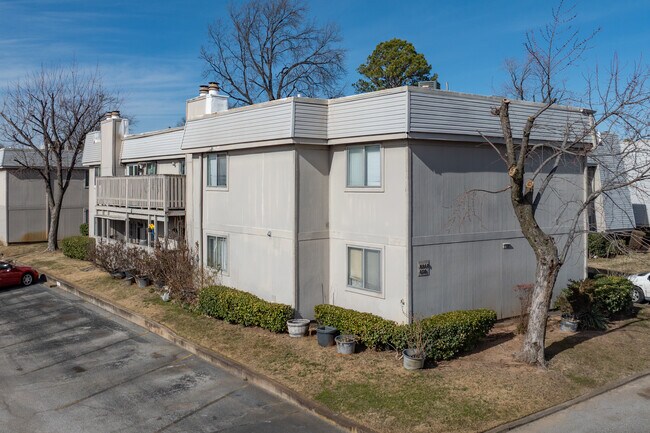 Hearthstone Village Condominiums in Tulsa, OK - Foto de edificio - Building Photo