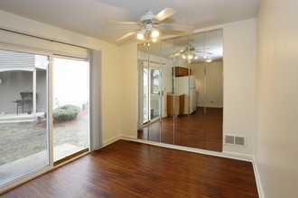 Squire Village Apartments in Elgin, IL - Building Photo - Interior Photo