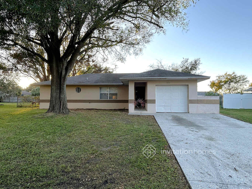 7938 Cheyenne Ln in Lakeland, FL - Foto de edificio