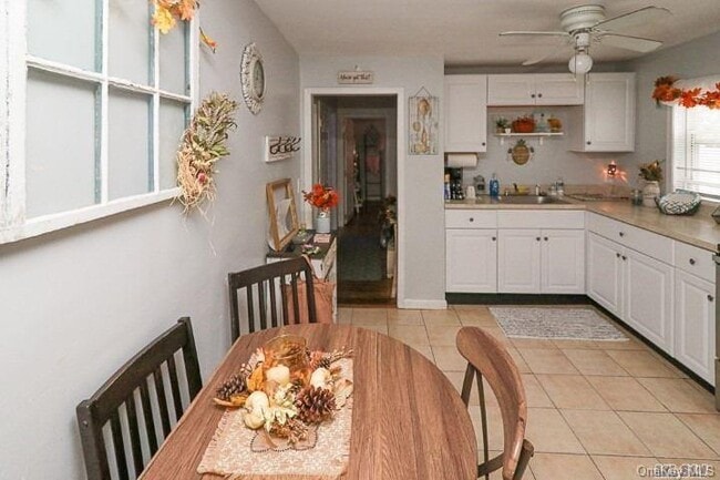 147 N Delaware Ave in Lindenhurst, NY - Building Photo - Building Photo