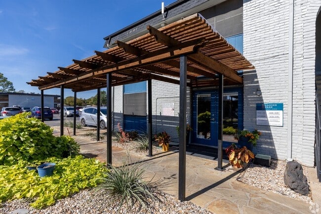 Zander Park in Irving, TX - Foto de edificio - Building Photo