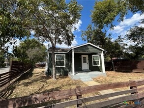 1698 W Bridge St in New Braunfels, TX - Building Photo - Building Photo