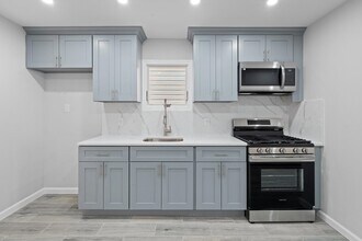 144 W 30th St in Bayonne, NJ - Foto de edificio - Building Photo