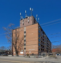 Donvale Manor in Toronto, ON - Building Photo - Building Photo