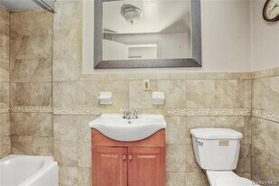 80 Elliott Ave, Unit 3rd Floor in Yonkers, NY - Building Photo