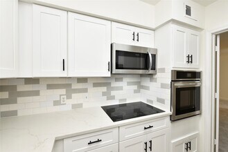 2600 Bellefontaine in Houston, TX - Building Photo - Building Photo