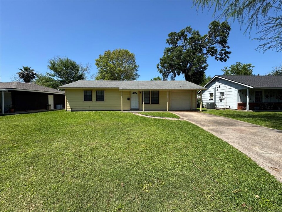 705 N 12th St in La Porte, TX - Foto de edificio