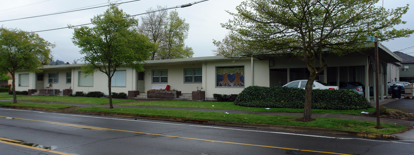 460-490 E 18th Ave in Eugene, OR - Building Photo