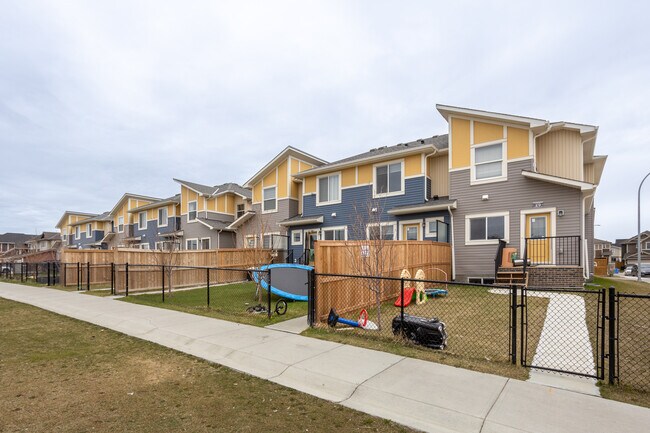 17 Saddlestone Link NE in Calgary, AB - Building Photo - Building Photo