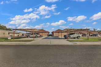 706 Thompson Rd in Mission, TX - Foto de edificio - Building Photo