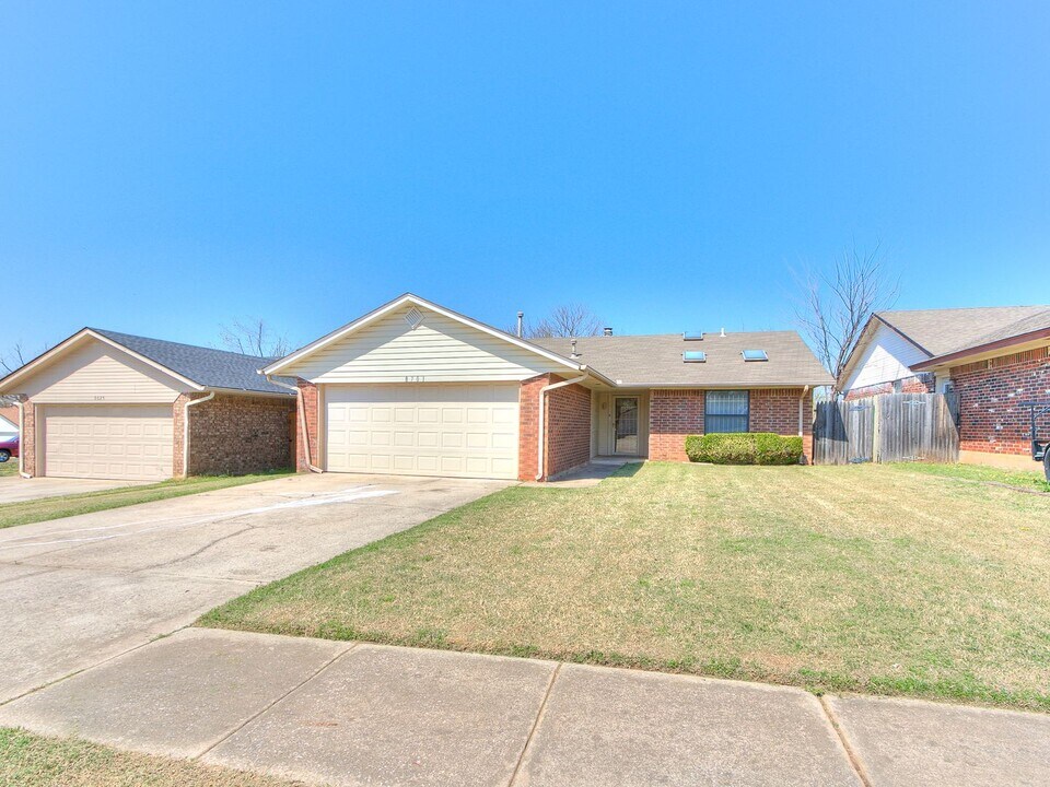 8701 Cedar Ridge Dr in Midwest City, OK - Building Photo