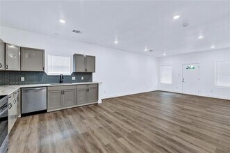 1027 W Coffin St in Denison, TX - Building Photo - Building Photo