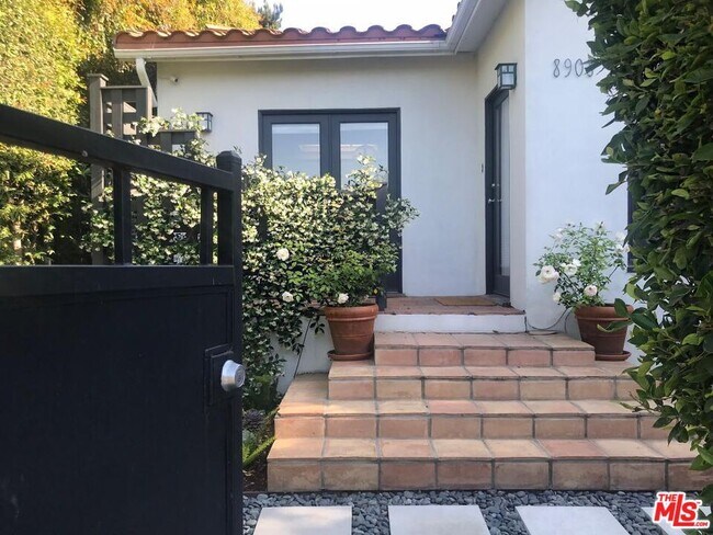 8908 Ashcroft Ave in West Hollywood, CA - Building Photo - Building Photo