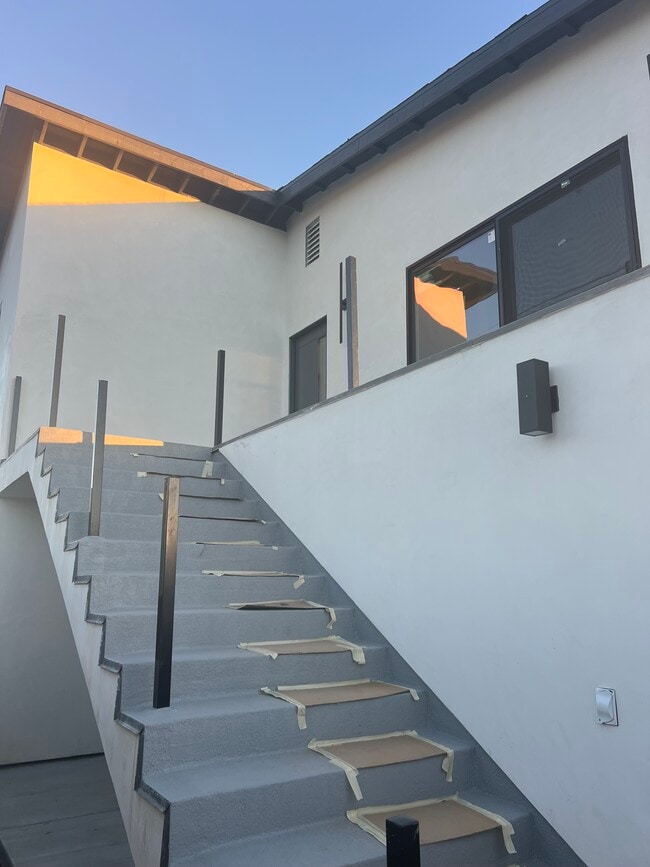 7538 Cozycroft Ave in Los Angeles, CA - Building Photo - Building Photo