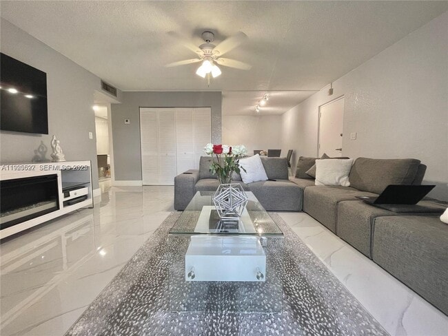 7110 Fairway Dr in Miami Lakes, FL - Building Photo - Building Photo