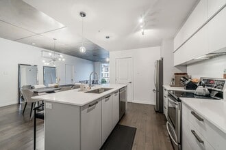 17 Ave Gendron in Pointe-claire, QC - Building Photo - Building Photo