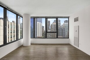 168 W Superior St in Chicago, IL - Building Photo