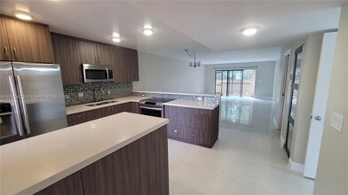 227 Lakeview Dr in Weston, FL - Building Photo - Building Photo