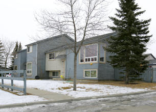 62 Templemont Rd NE in Calgary, AB - Building Photo - Building Photo