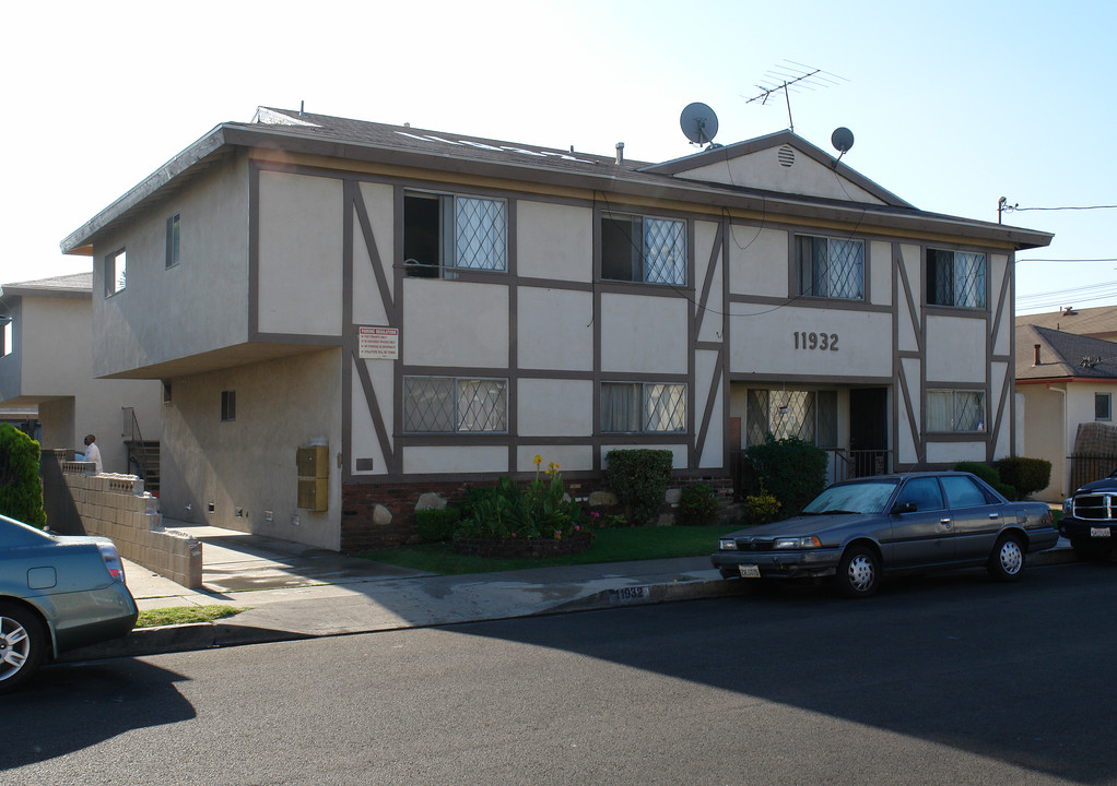 11932 Manor Dr in Hawthorne, CA - Building Photo