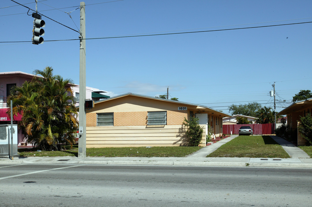 1031 W 29th St in Hialeah, FL - Foto de edificio