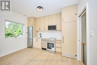 5361 Valley Wy in Niagara Falls, ON - Building Photo - Building Photo
