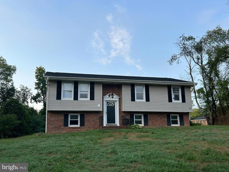 12 Melvin Dr in Fredericksburg, VA - Building Photo