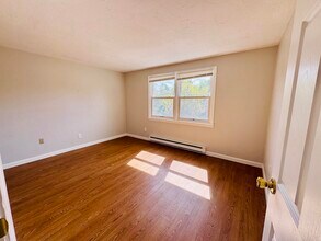 130 Charlton St in Oxford, MA - Building Photo - Building Photo