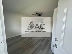 3632 Manslick Rd in Louisville, KY - Building Photo