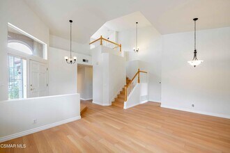 140 Symphony Ln in Oak Park, CA - Building Photo - Building Photo