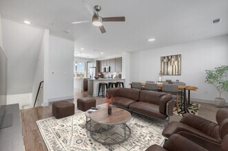 Victoria Row in Dallas, TX - Foto de edificio - Building Photo