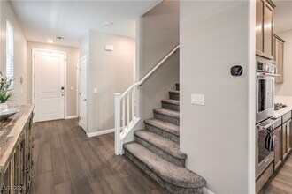 10646 Silver Pond Ave in Las Vegas, NV - Building Photo - Building Photo