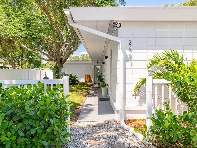 2441 Granada Ave, Unit 3 in Vero Beach, FL - Foto de edificio - Building Photo