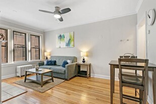 631 W Roscoe St in Chicago, IL - Building Photo
