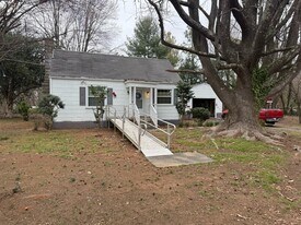 826 W Terrell St in Greensboro, NC - Building Photo